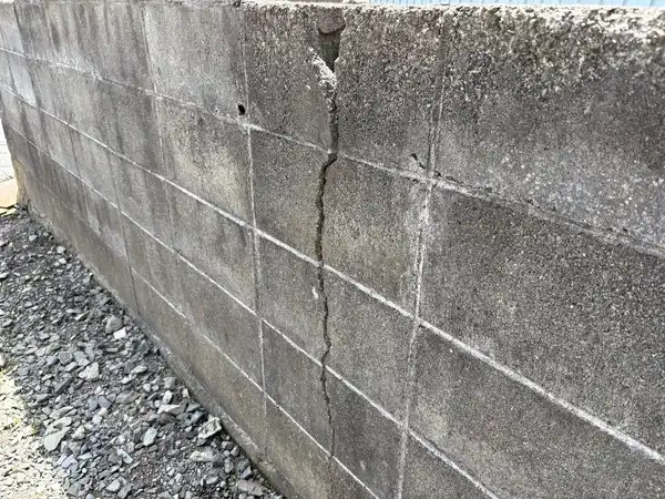 ひび割れが発生したブロック塀