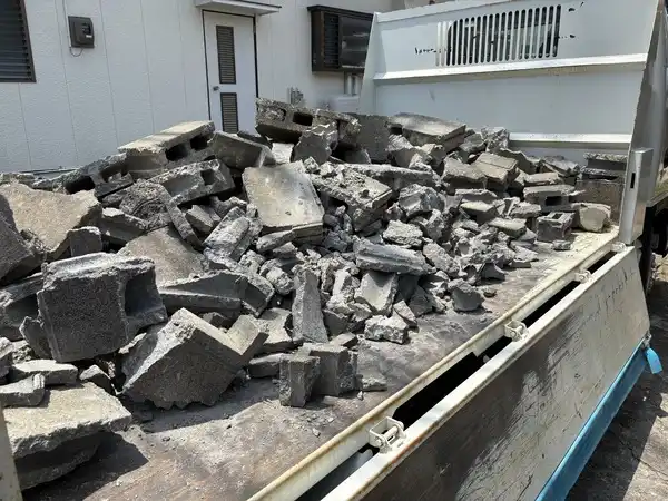 ブロック塀撤去後の廃材