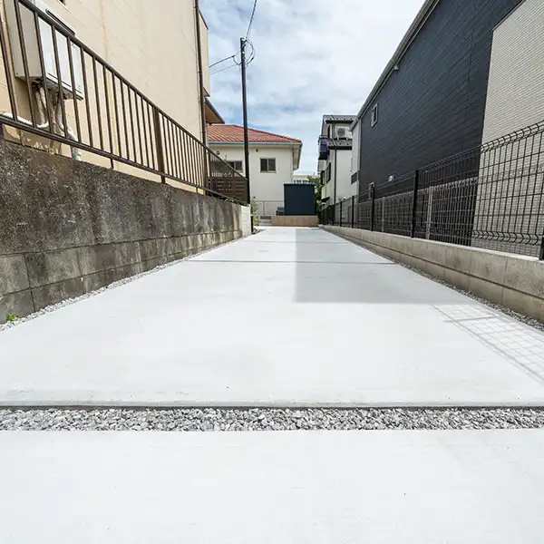 擁壁沿いの駐車場コンクリート施工例