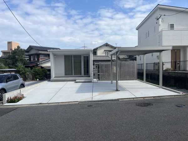 土間コンクリートとカーポートの施工完了例