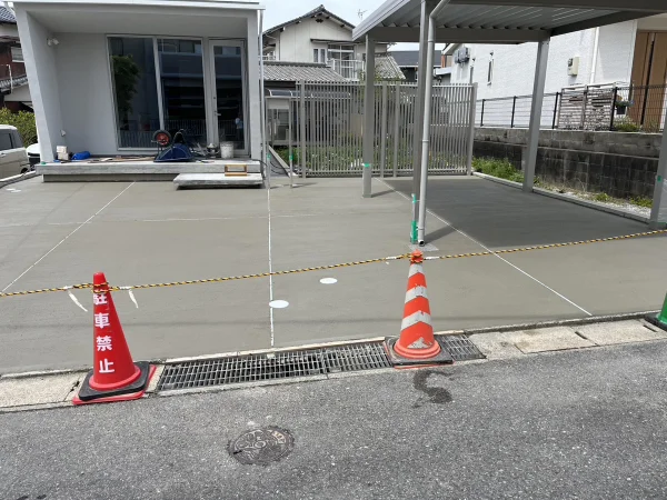 土間コンクリート打設中の施工の様子